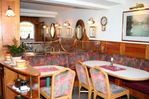 Ein Sitzbereich in der Unterkunft Hotel Cafe Lorenz