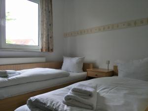 A bed or beds in a room at Hotel Zum Grünen Tor