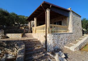 ガリアーノ・デル・カーポにあるForesta Forte - Cioloの階段とポーチのある石造りの家
