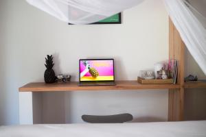 TV a/nebo společenská místnost v ubytování Nanas Homestay bungalow