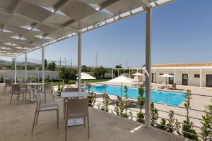 a view of the pool from the patio of a hotel at Southeast Hotel in Chiaramonte Gulfi
