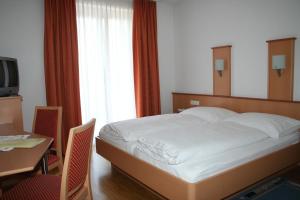 Ein Bett oder Betten in einem Zimmer der Unterkunft Hotel Cafe Lorenz