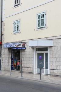 un edificio con un letrero al lado de una calle en Flamingo, en Split