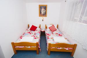 En eller flere senger på et rom på Apartments Berovic Kaprije