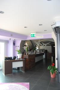 ein Restaurant mit einer Bar in der Mitte eines Zimmers in der Unterkunft Hotel Beata Giovannina in Verbania