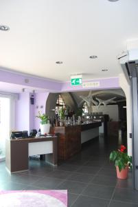 restauracja z barem w środku pokoju w obiekcie Hotel Beata Giovannina w mieście Verbania