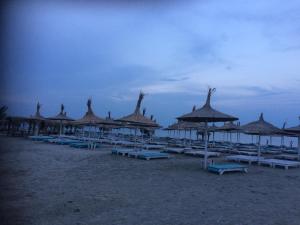 ママイア・ノルドにあるApartament Alexyaの浜辺の椅子・傘