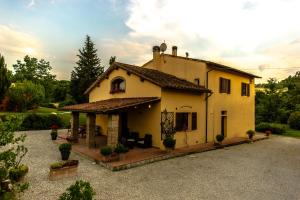 a large white house with a roof at La Casa Degli Olmi in Empoli