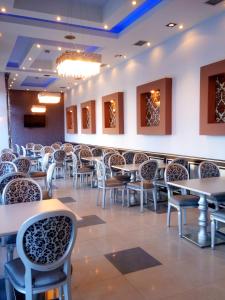 a dining room with tables and chairs at Plage Hotel in N&eacute;a P&eacute;ramos