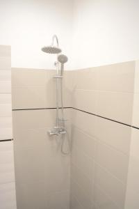 prysznic z głowicą prysznicową w łazience w obiekcie Apartamenty Jantar w mieście Giżycko +37 zdjęć
