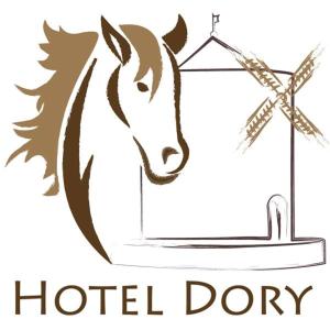 una cabeza de caballo y una caja de horel con una cruz en Hotel Dory en Albinia