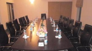 una sala conferenze con un lungo tavolo e sedie di Hotel One Bahawalpur a Bahawalpur