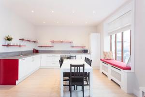 Kuchyň nebo kuchyňský kout v ubytování Garryvoe Beach Homes