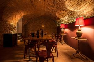 a dining room with a table and chairs in a tunnel at Relais di Tenuta Santa Caterina B&B in Grazzano Badoglio