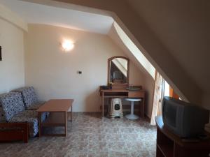 un soggiorno con divano, tavolo e specchio di Hotel Palace a Kranevo