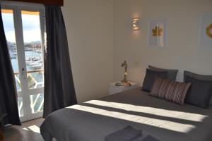 クアルテイラにあるTP MARINA 27, Vilamoura View Apartmentの港の景色を望むベッドルーム1室(ベッド1台付)