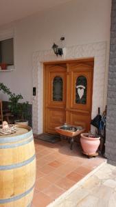 カッセルにあるCasa Miaの木製のドア(テーブル、樽付)が備わる客室です。