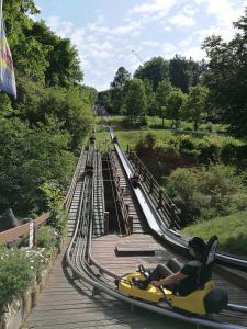 Eine Frau reitet auf einem gelben Boot auf einer Brücke in der Unterkunft Longmen Mountain Villa in Egloffstein