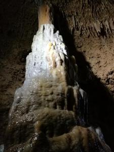 einen nahe gelegenen Brunnen in einer Höhle in der Unterkunft Longmen Mountain Villa in Egloffstein