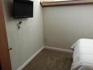 TV a/nebo společenská místnost v ubytování Oakland Motel
