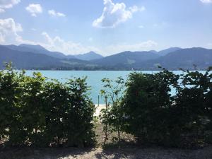 einen Blick auf einen See mit Bergen im Hintergrund in der Unterkunft Palazzo Exclusiv Appartment in Tegernsee