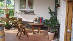Un patio con una mesa y sillas en un patio. en Casa Mia, en Kassel