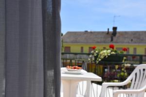 a table and chairs with a bowl of fruit on a balcony at Hotel Ristorante Fortuna in Cavallino-Treporti