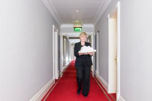 Ahli kakitangan di Kilkenny Hibernian Hotel