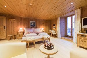 تلفاز و/أو أجهزة ترفيهية في Relais & Châteaux IN LAIN Hotel Cadonau