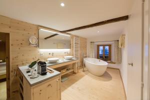 A bathroom at Relais & Châteaux IN LAIN Hotel Cadonau