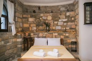 Postel nebo postele na pokoji v ubytování Castle Pontos