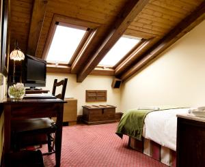 TV a/nebo společenská místnost v ubytování Hotel Virxe da Cerca by Pousadas de Compostela