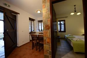 Postel nebo postele na pokoji v ubytování Esperos Suites & Villas