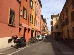 ボローニャにあるSuite del Borgo - Affittacamere - Guest houseの建物横の通りに駐輪するバイク
