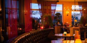 Ein Restaurant oder anderes Speiselokal in der Unterkunft Hotel Restaurant Het Roode Hert 