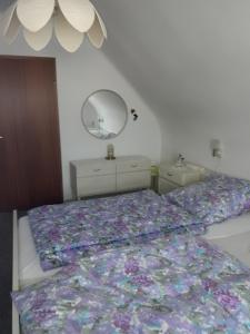 ザールルイにあるFewo Muellerのベッドルーム(ベッド1台、鏡付)