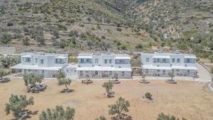 una vista aérea de una gran casa blanca en Ktima Vrisiana, en Platis Yialos Sifnos 31 fotos más