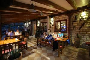 Restauracja lub miejsce do jedzenia w obiekcie Apartment and rooms Roko