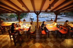 Restauracja lub miejsce do jedzenia w obiekcie Apartment and rooms Roko