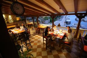 Restauracja lub miejsce do jedzenia w obiekcie Apartment and rooms Roko