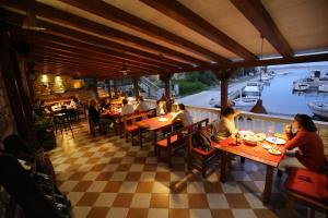 Restauracja lub miejsce do jedzenia w obiekcie Apartment and rooms Roko