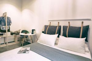 ローマにあるSanta Nara B&Bのベッドルーム1室(白いシーツと枕のベッド1台付)