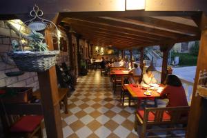 Restauracja lub miejsce do jedzenia w obiekcie Apartment and rooms Roko