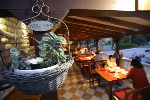 Restauracja lub miejsce do jedzenia w obiekcie Apartment and rooms Roko