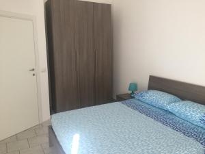 サンタ・マリア・アル・バーニョにあるCasa Santa Maria al Bagnoのベッドルーム1室(ベッド1台付)、木製キャビネットが備わります。