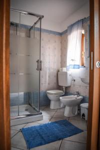 een badkamer met een douche, een toilet en een wastafel bij Malvasia B&B in Lipari