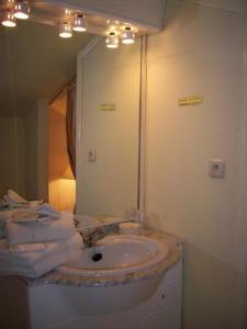 W łazience znajduje się umywalka i lustro. w obiekcie Moulin De Moxhe micro gîte et gîte - Bed & Dreams w mieście Moxhe