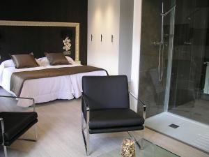 A bed or beds in a room at Hotel Rural Villa de Berlanga