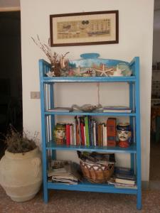 カヴァ・ダリーガにあるUn Giardino Di Pomelie Sul Mareの青い本棚