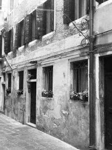 une photo en noir et blanc d'un bâtiment avec fenêtres dans l'établissement Piccolo Tiepolo, à Venise
